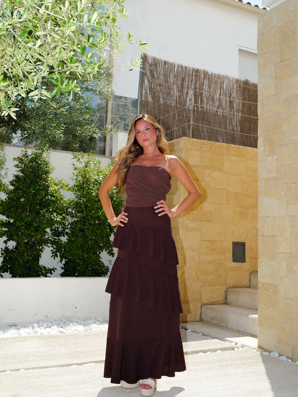 Vestido multi volantes asimétricos chocolate
